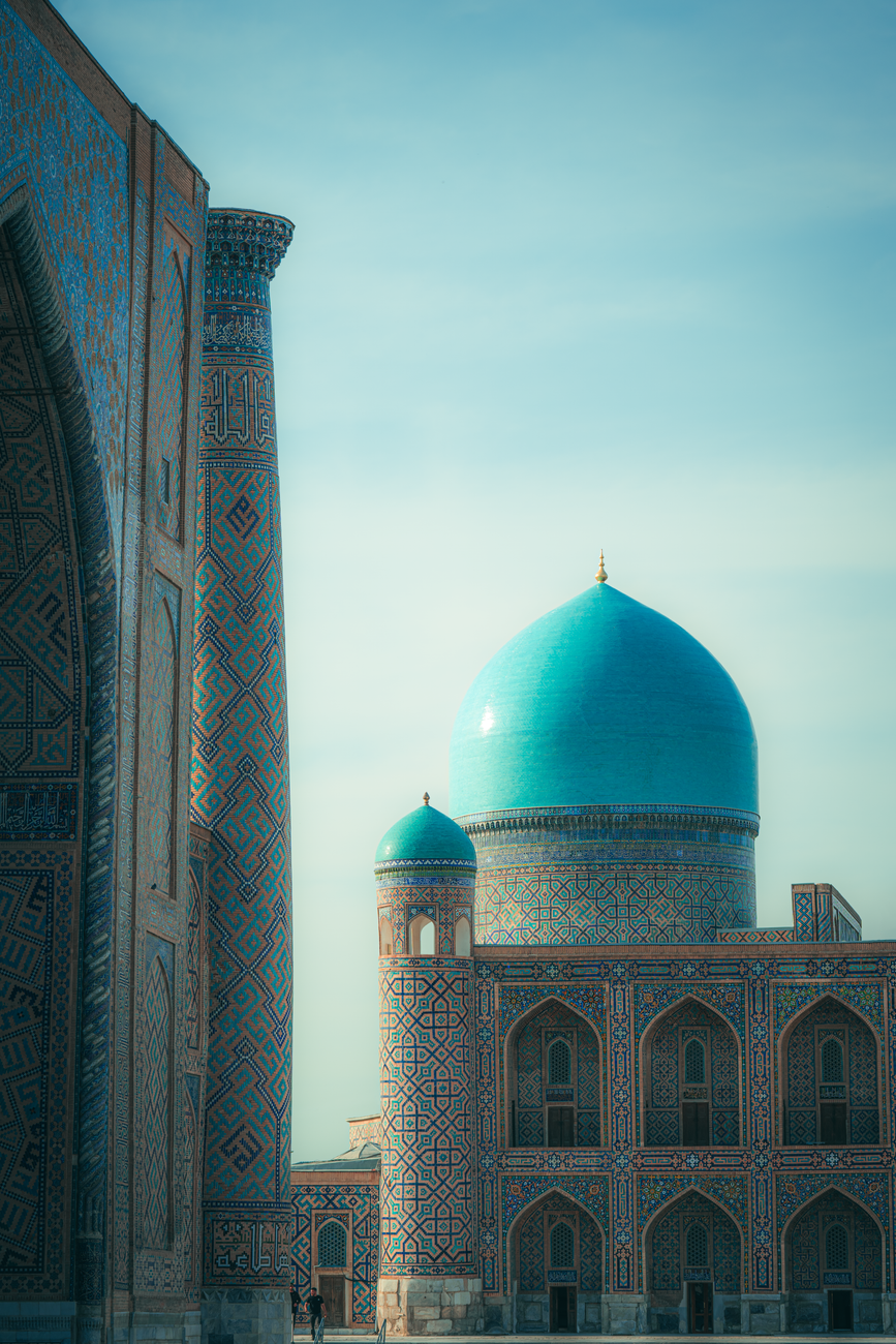 Tarixiy madrasa va gumbazlar manzarasi